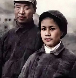 ​彭真的夫人有多美？这是1952年在北戴河的留影，她40岁，气质不凡