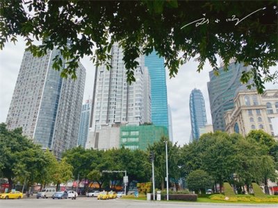 ​中国唯一不限购房产的新一线城市，旅游资源丰富，已经是顶流网红