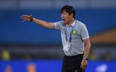 ​谢峰成功执教却受质疑！二婚妻子年轻颜值高，与小儿子相差40多岁