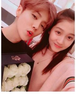 ​知情人曝鹿晗追求关晓彤过程：录制跑男时有好感，剧中疯狂追求