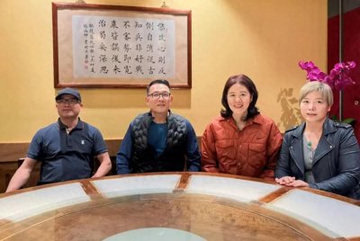 ​63岁郎平现身中餐厅！染红发+卷发年轻20岁，和73岁老公定居美国