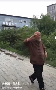 ​67岁李琦身形暴瘦！穿旧衣布鞋卖力练军姿，糖尿病缠身仍抽烟吃肉