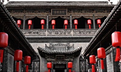 ​乔家大院那么富裕，为何日军当时不敢抢掠，看看乔家挂了什么