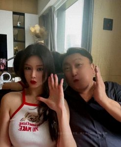 ​女星邱意浓和王晶再引猜测，靠怀中甜笑不避嫌。已拿男方9部资源