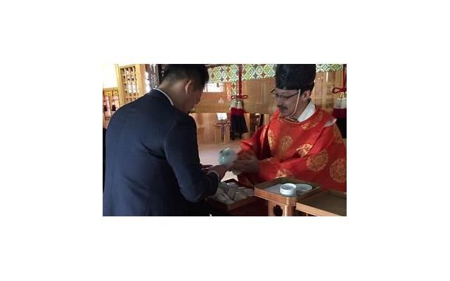 他从后面抱住了我，无力摆脱他的钳制，不知不觉被他一夜折磨