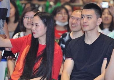 ​杨鸣前妻唐佳良节后亮相！打雪仗颜值大幅回升，球迷呼吁二人复婚