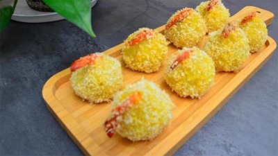 ​来一道炸虾球，色泽金黄诱人，虾球外酥内嫩，上桌就光盘