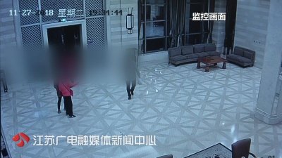 ​为躲雾霾，大妈跑进酒店大堂跳了40分钟广场舞