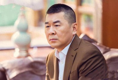 ​模范夫妻陈建斌蒋勤勤遭出轨风波，勇敢坦诚面对是最好的选择。