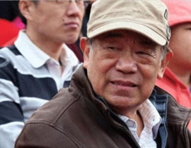 ​77岁高明近照，与妻子相爱50年，没想到一家四口都是演员