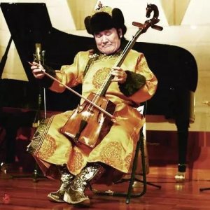 ​指挥着“万马奔腾”的世界马头琴大师——齐·宝力高