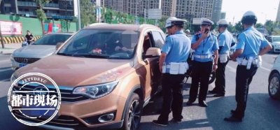 ​男子开车违停，冲撞警车后疯狂逃窜，只因前2天被罚心里有气？