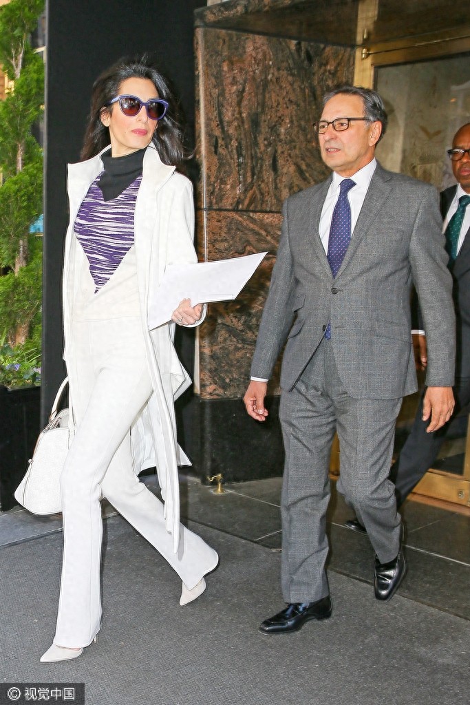 律政佳人阿迈勒·克鲁尼一袭白衣帅爆表！ 腰下全是腿名媛知性范