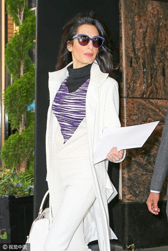 律政佳人阿迈勒·克鲁尼一袭白衣帅爆表！ 腰下全是腿名媛知性范