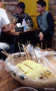 ​他娶小4岁唐嫣闺蜜，出道17年不温不火，如今39岁外出聚餐显憔悴