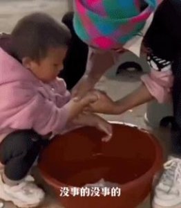 ​百万粉丝网红“小英”被曝将两个女儿送人，当地民政局回应