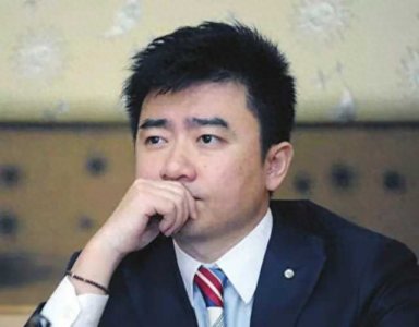 ​还记得前央视主持芮成钢吗？曾经的第一红人，37岁入狱吃上牢饭