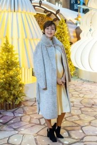 ​香港人气女星梁诺言宣布二胎怀女，举办宝宝派对