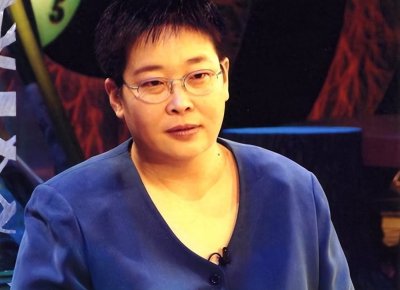 ​央视主持张越：扎根央视29年，退休后演话剧，如今59岁未婚也幸福