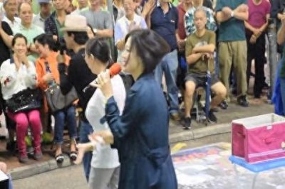 ​“香港小龙女”龙婷从街头艺人唱到星光大道，真正的街头歌后