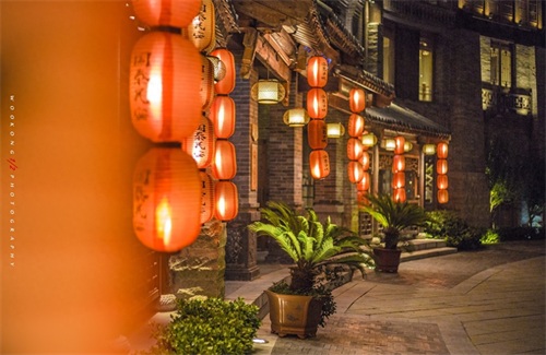 洛邑古城位于河南省洛阳市老城区，是集游、玩、吃、住、购于一体