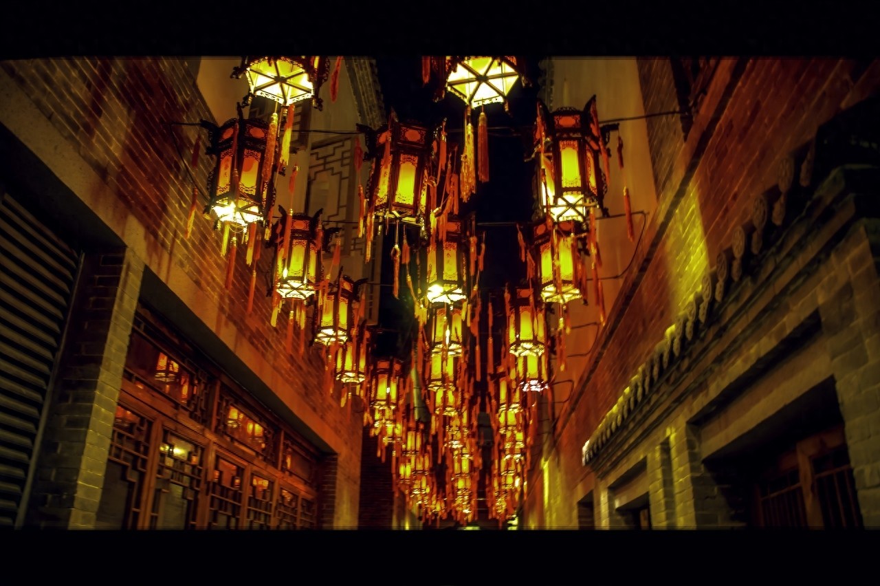 洛邑古城位于河南省洛阳市老城区，是集游、玩、吃、住、购于一体