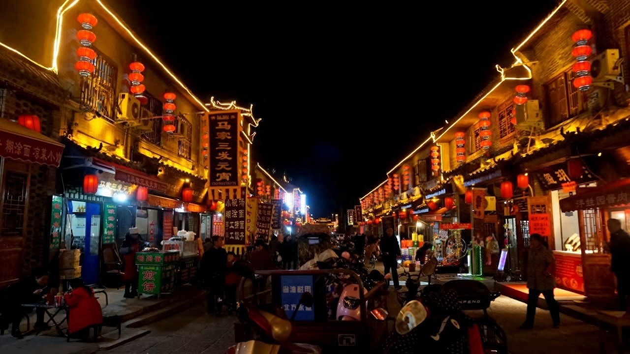 洛邑古城位于河南省洛阳市老城区，是集游、玩、吃、住、购于一体