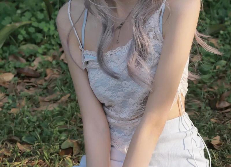 参加酒席丈夫喝得不省人事，妻子很生气，找来扁担把丈夫挑回家