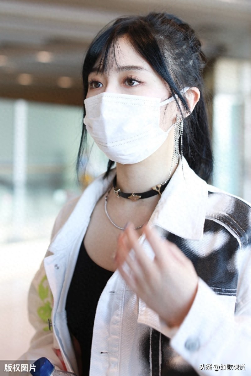 费沁源现身北京，清纯甜美婀娜多姿，被誉“四千年一遇的美少女”