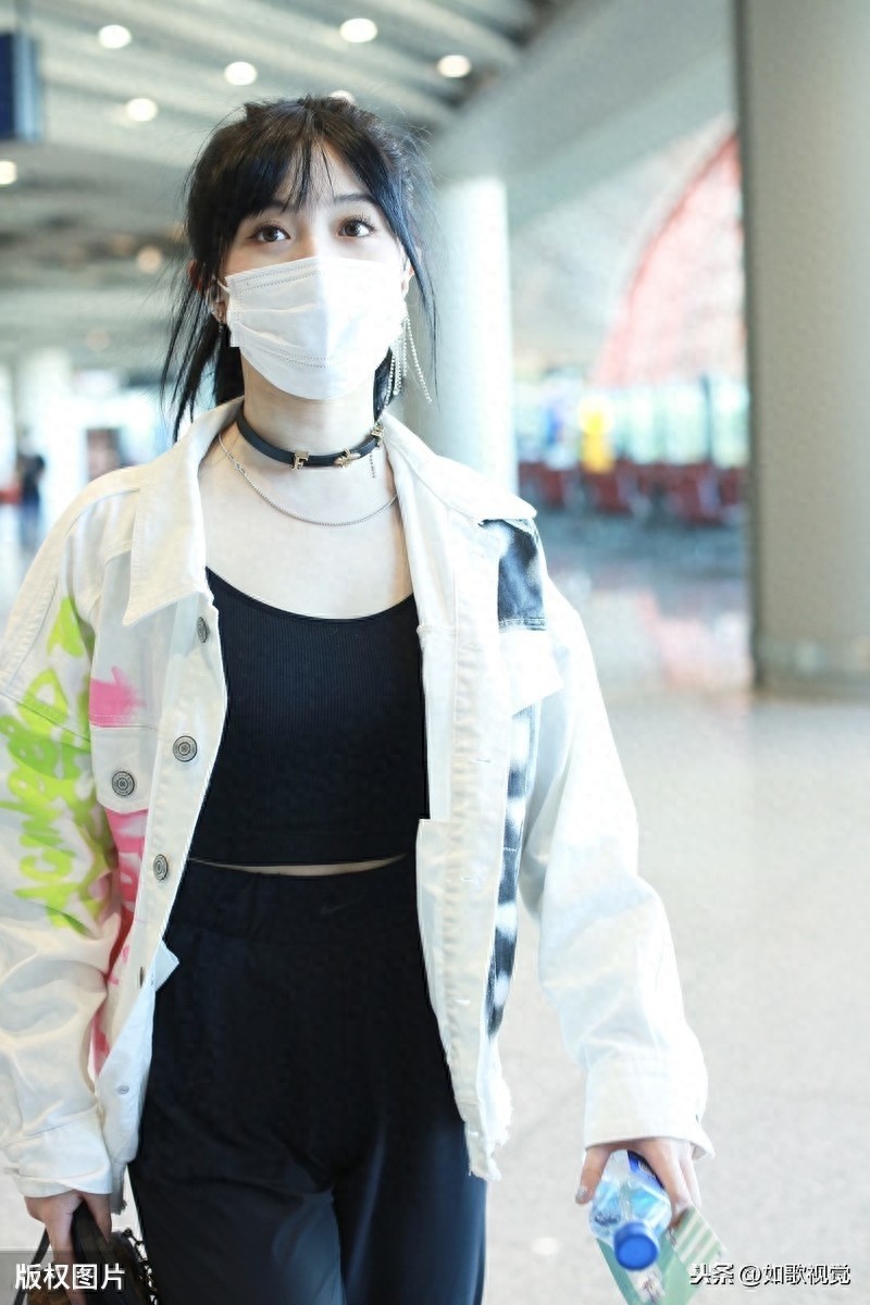 费沁源现身北京，清纯甜美婀娜多姿，被誉“四千年一遇的美少女”