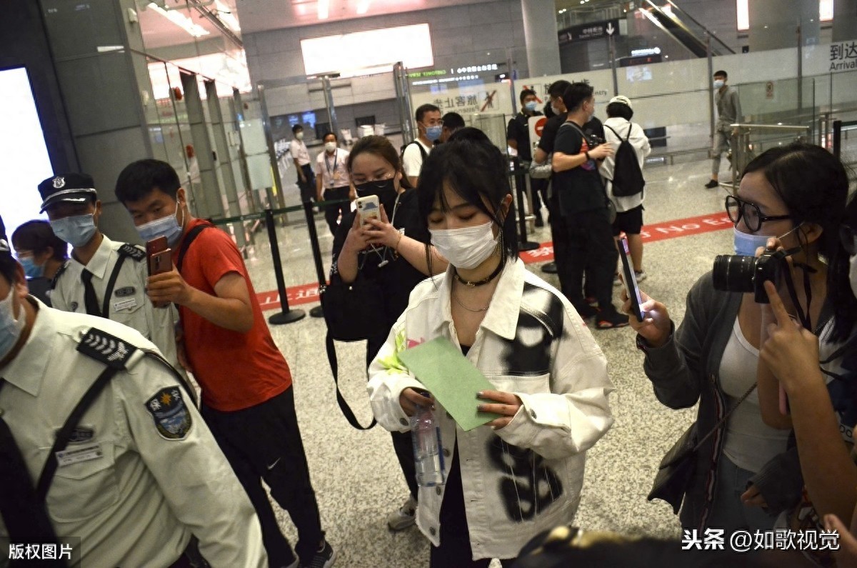 费沁源现身北京，清纯甜美婀娜多姿，被誉“四千年一遇的美少女”