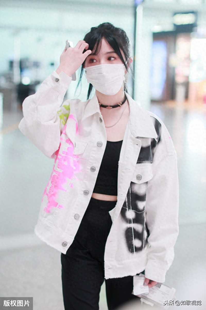 费沁源现身北京，清纯甜美婀娜多姿，被誉“四千年一遇的美少女”