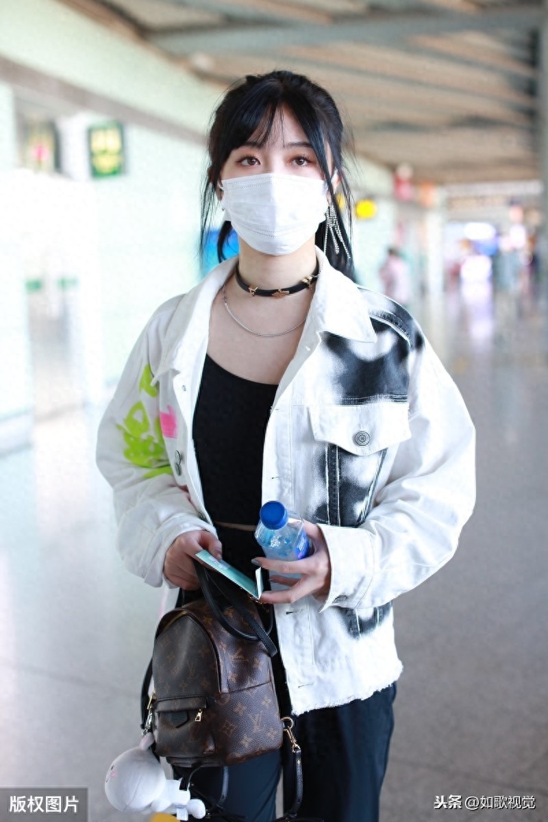 费沁源现身北京，清纯甜美婀娜多姿，被誉“四千年一遇的美少女”