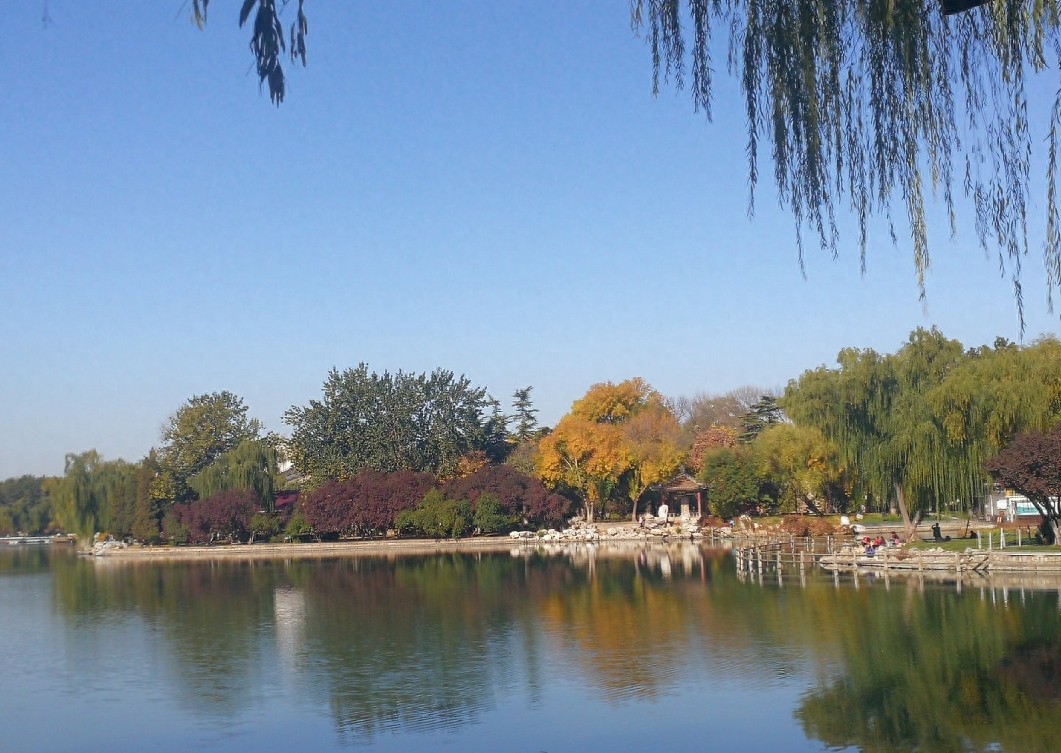 深秋的北京处处是美景，逛北京龙潭公园
