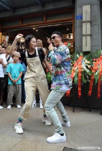 ​《热血街舞团》mvp肖杰跨界“代言”麻辣烫 在春熙路大秀热舞