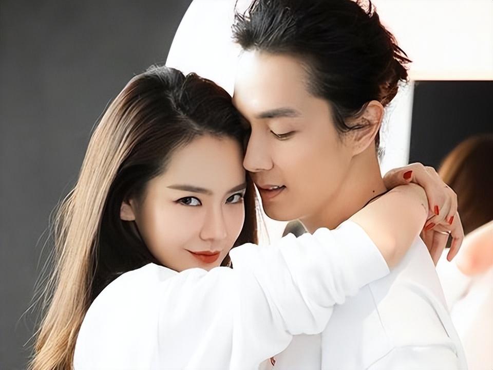 电话短信不回，李承铉把戚薇扔街上1小时！戚薇愤怒的惩罚真高级