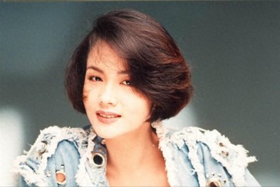 ​我们熟悉的她早已去世，90岁母亲坐轮椅送终，应了白发人送黑发人