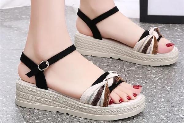 凉鞋什么材质的比较好 凉鞋穿久了很臭怎么办