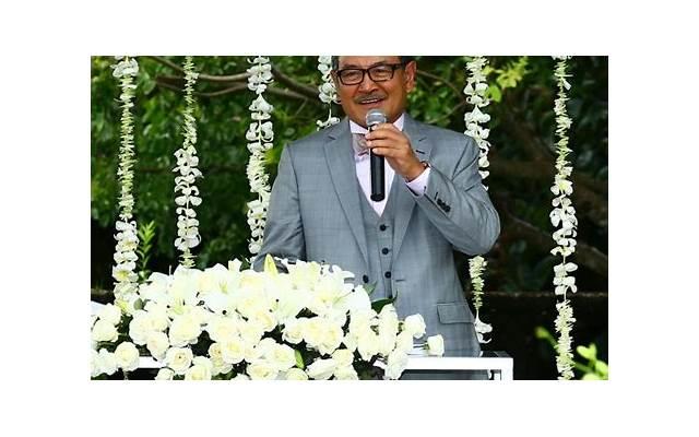 结婚当天岳母出幺蛾子，让新郎跪地为女儿洗脚，不然休想接走成亲