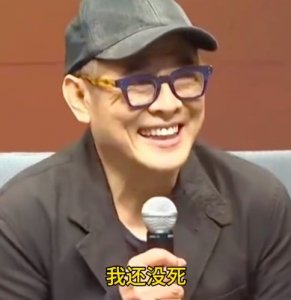 ​李连杰现身幽默辟谣：我还没死！自嘲10年内总有人传自己“去世”