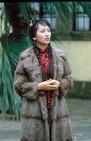 1980年香港电视剧《上海滩》的剧照，图2是周润发和赵雅芝