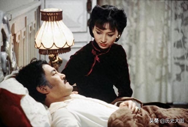 1980年香港电视剧《上海滩》的剧照，图2是周润发和赵雅芝