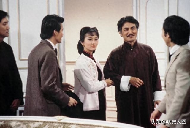 1980年香港电视剧《上海滩》的剧照，图2是周润发和赵雅芝