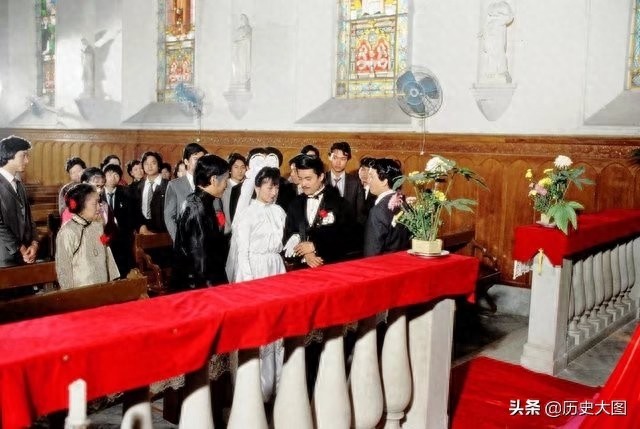 1980年香港电视剧《上海滩》的剧照，图2是周润发和赵雅芝