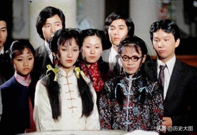 1980年香港电视剧《上海滩》的剧照，图2是周润发和赵雅芝