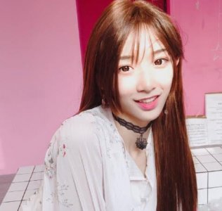 ​艾比“清纯照”被疯传，“男友视觉”引热议，网友：还能回去吗？