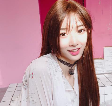 艾比“清纯照”被疯传，“男友视觉”引热议，网友：还能回去吗？