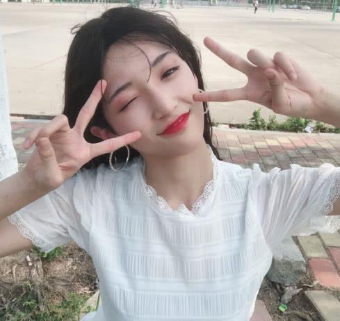 艾比“清纯照”被疯传，“男友视觉”引热议，网友：还能回去吗？