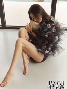 ​杨幂米兰单肩裙（杨幂超模风大片火了）