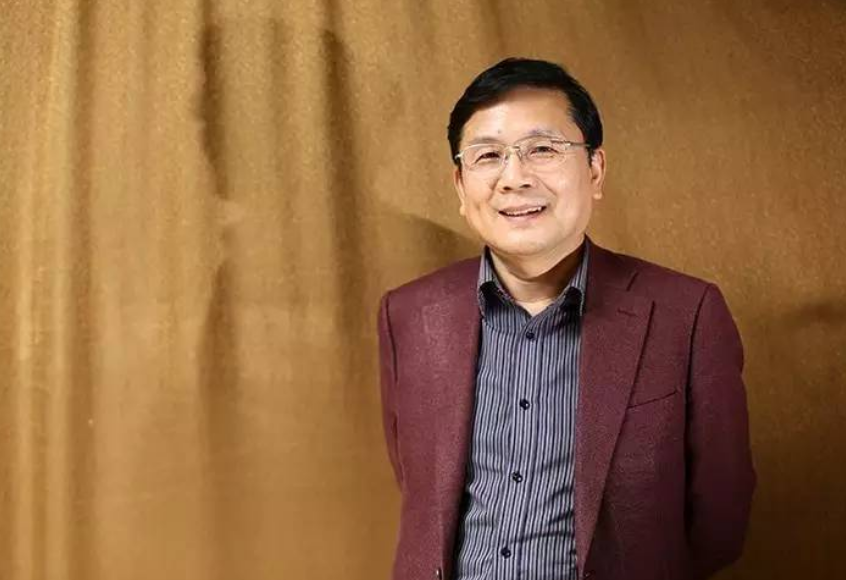 汪国真：学者不愿提他，余秀华说“看不起他”，为何还有人喜欢他